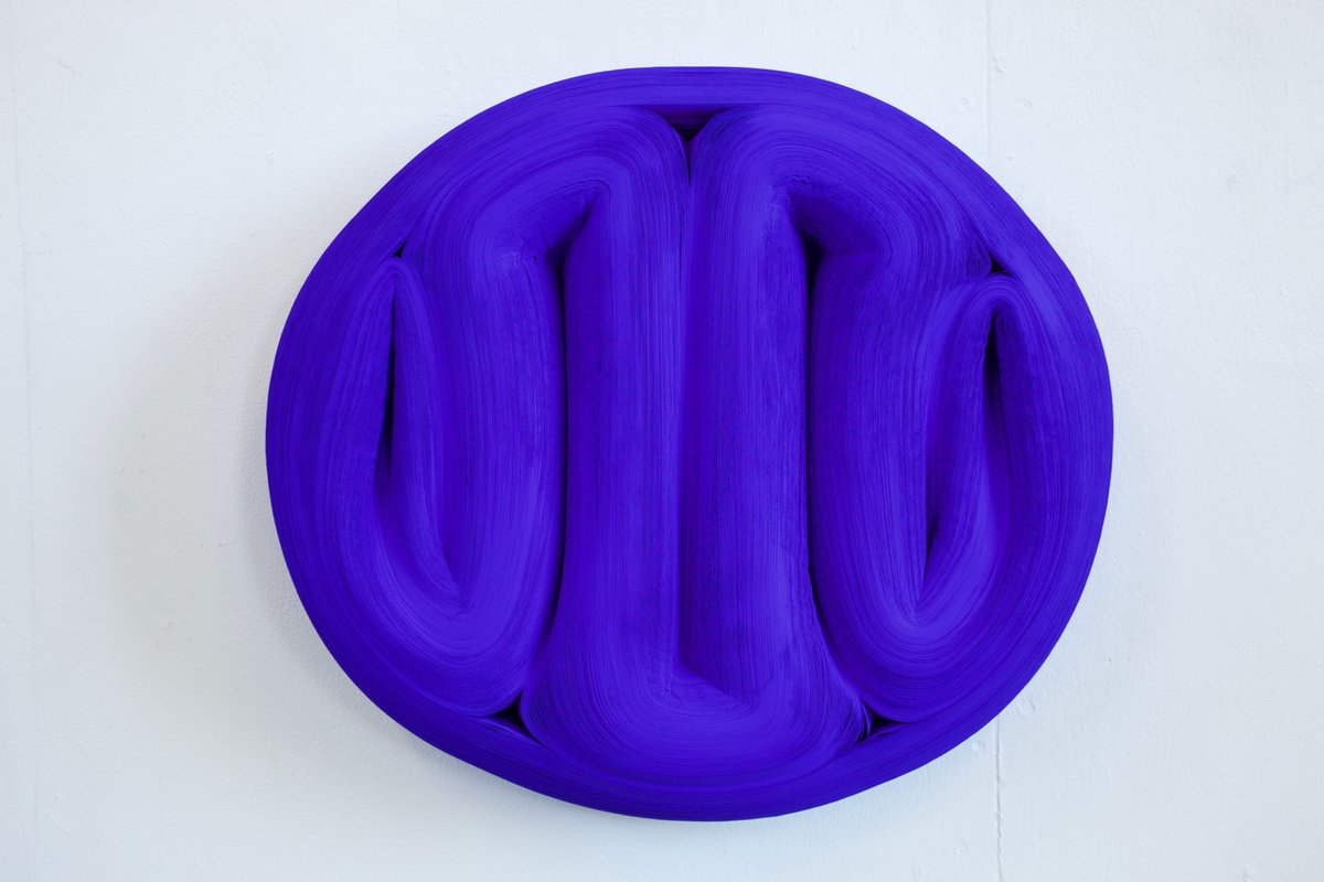 Jae Ko maakt verrassende 3D objecten uit rollen papier, waaronder papier voor rekenmachines, crêpepapier en andere soorten opgerold papier. Dat bewerkt ze vervolgens met inkten, zeewater, zand &amp; vuil. Haar werk is te koop bij <a href="/RogerKatwijk/">GalerieRoger Katwijk</a>. Meer info: galleryviewer.com/nl/kunstwerk/1…