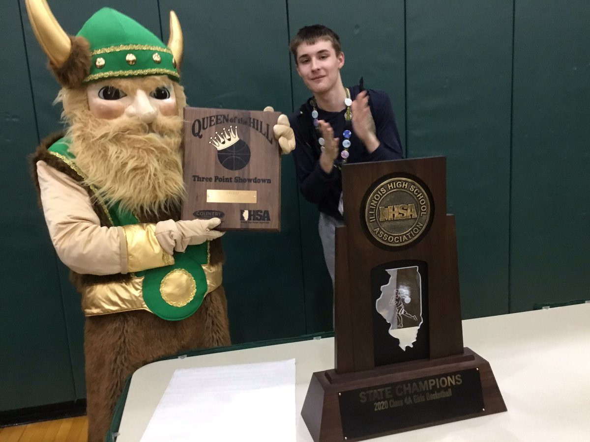 FremdVictor's tweet photo. @wfhoops1 @IHSA_IL #statechamps @FremdVikings #FHSspirit https://t.co/krkO7h55OG