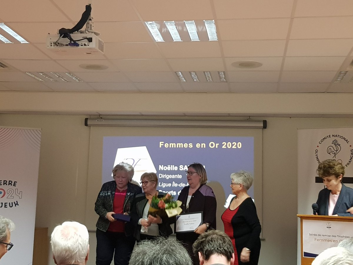 crosif's tweet photo. #FemmesenOr 🏆
Ligue des Sports de Glace ⛸️
On continue la remise de trophées avec Noëlle Salfati, présidente du Comité Départemental des Sports de Glace du Val d'Oise https://t.co/S002lyEuTC