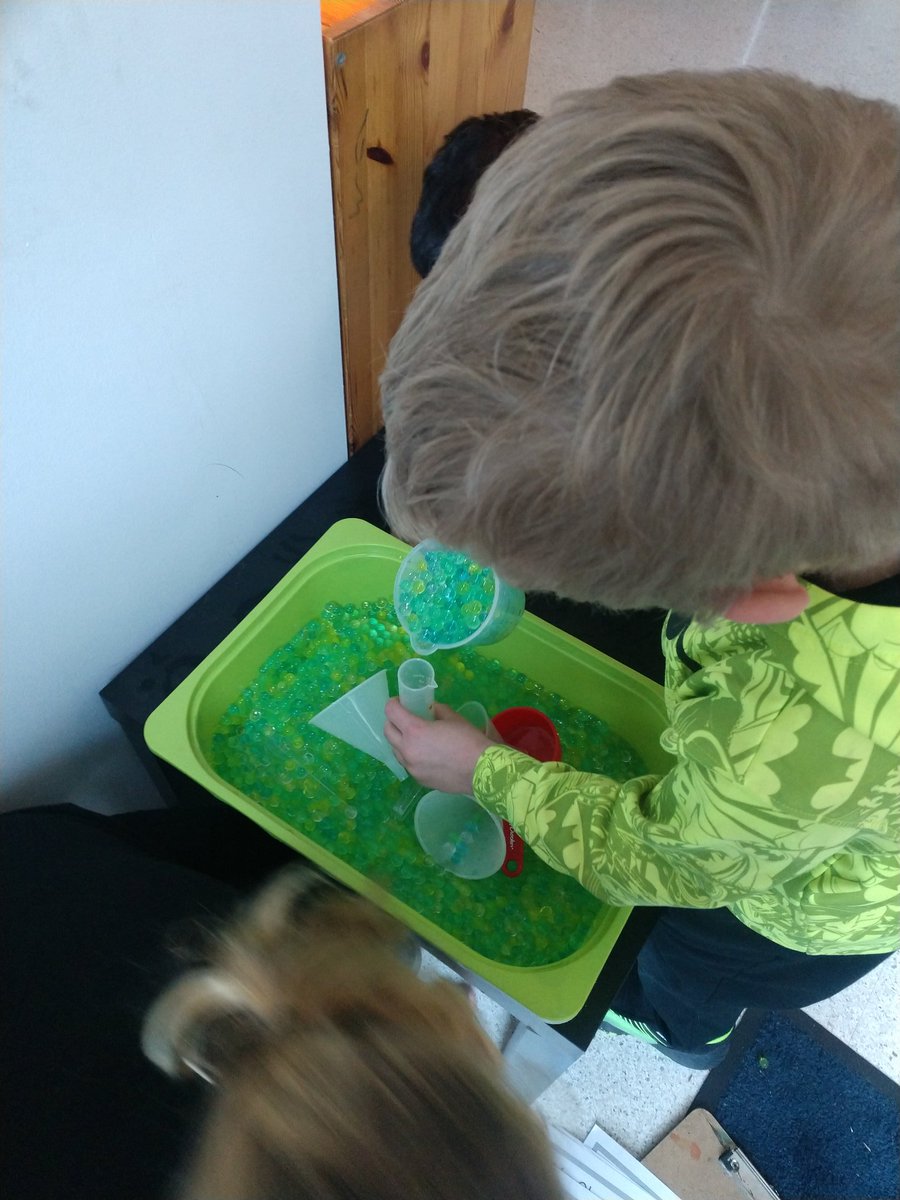 nimesys's tweet photo. Serious fun becoming scientists today #inquiry #kinderplay #sensory #3rdtoK https://t.co/f3bU3wZTg0