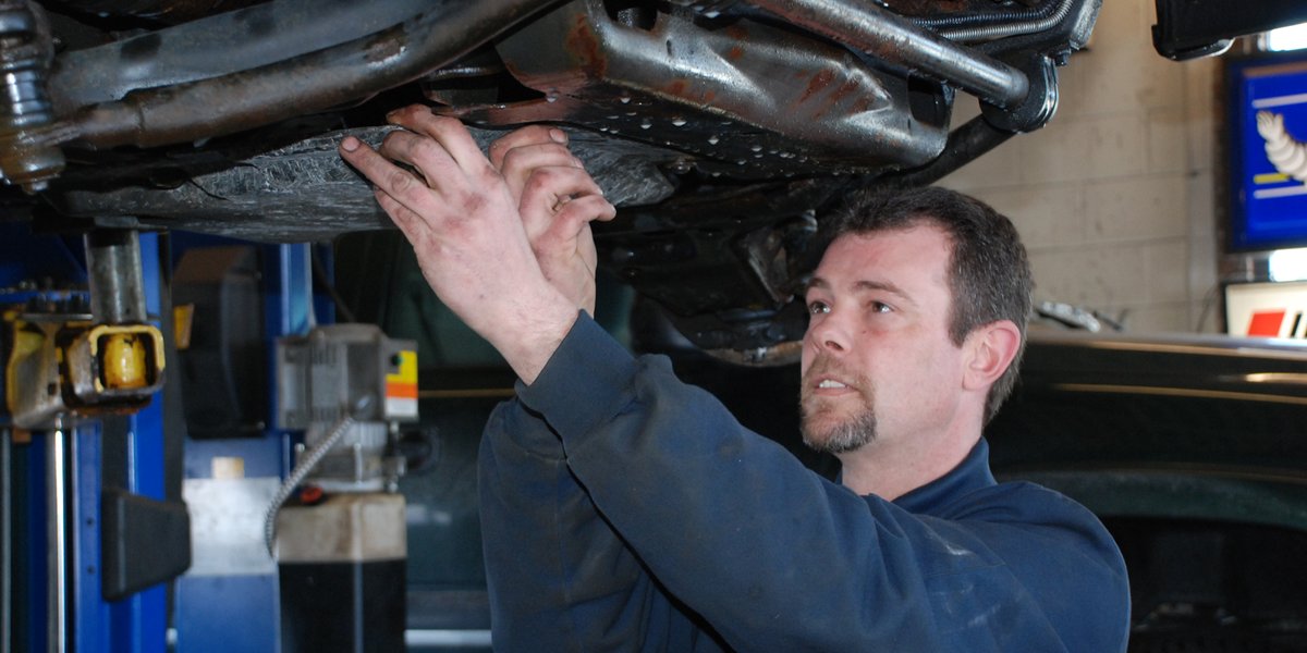 MatthewsTire's tweet photo. According to a recent study from Fox News, a third of Americans aren't confident that they could pick out the correct oil for their car. Have no fear, we can help you with that! 💪
#WeKeepYouRolling https://t.co/lkFxHXMRje