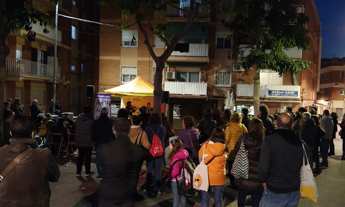 ERCViladecans's tweet photo. #Gràcies a totes i tots els que heu fet possible l'acte d'ERC #Viladecans #DonesAmbTotselsDrets #8M2020 aquest dilluns a la Plaça Molins. Ha estat un acte emotiu i bonic que ens ha servit per reafirmar-nos en els nostres drets i en les nostres lluites diàries #MunicipisFeministes https://t.co/hQozjWG9vP