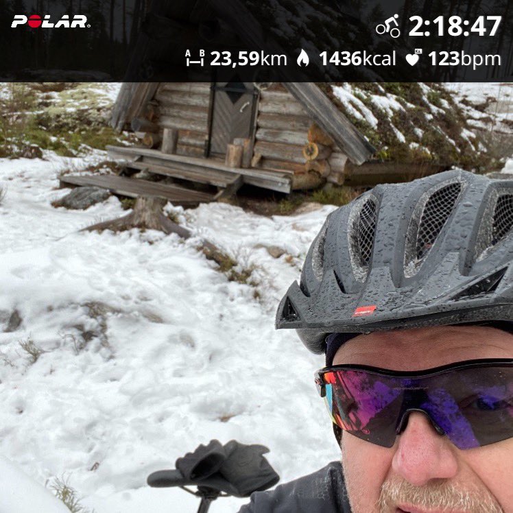 sebenteri's tweet photo. Viikonlopun treeniä! La juoksua matolla ja su maastopyörää. Eiköhän tässä kesäksi kuntoon päästä💪😃#polarvantagev #fysio2000 #rideep #cycli https://t.co/CcFkV6f43q