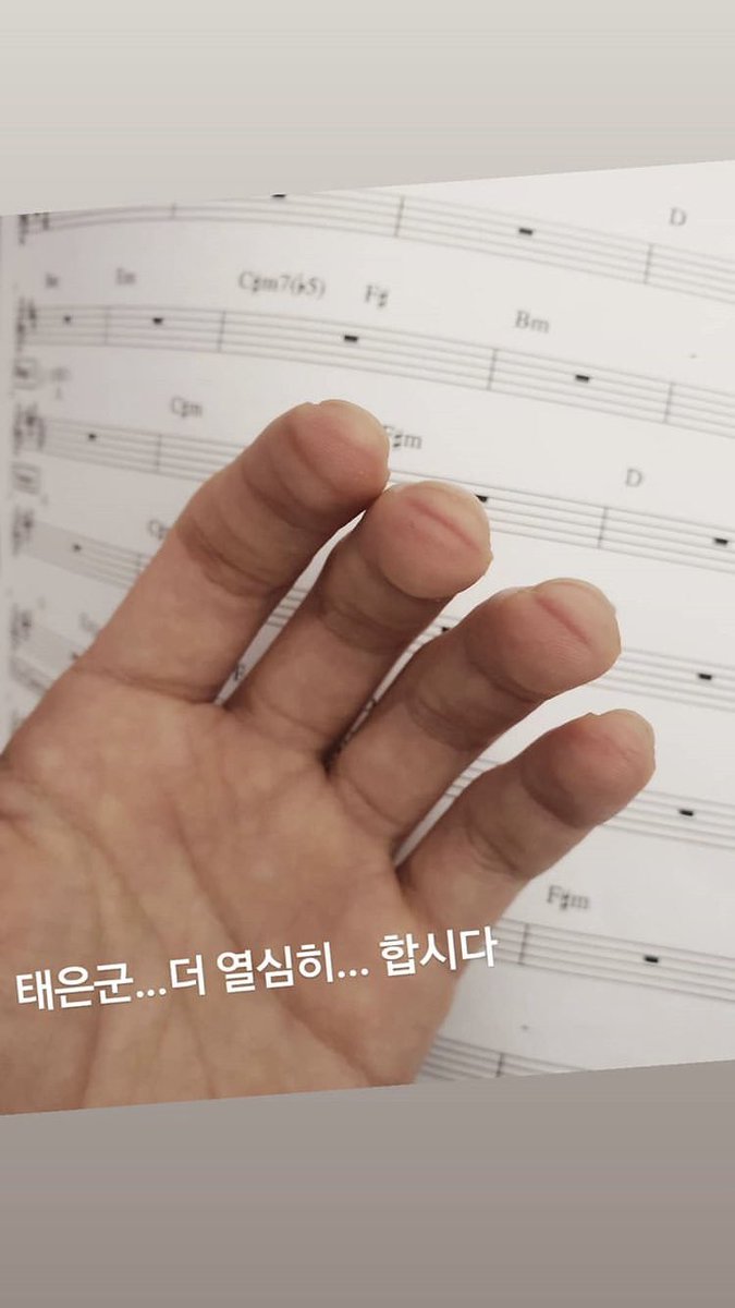freckledmini's tweet photo. teni was practicing guitar 🥺🥺 https://t.co/fj9mxJOfEs