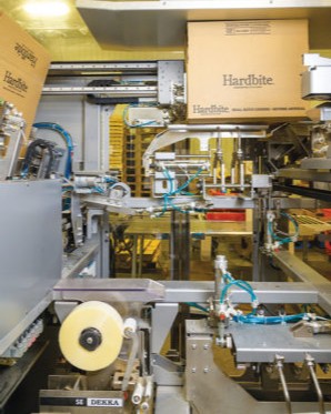 Wexxar_BEL's tweet photo. Dekka tape heads can fit into a large variety of machines, regardless of brand. Customizable to fit your machine, see how the DEKKA SE plays its part in this fully automatic case packing operation. https://t.co/7CO7SPyatn https://t.co/rz0Nkr3ly3