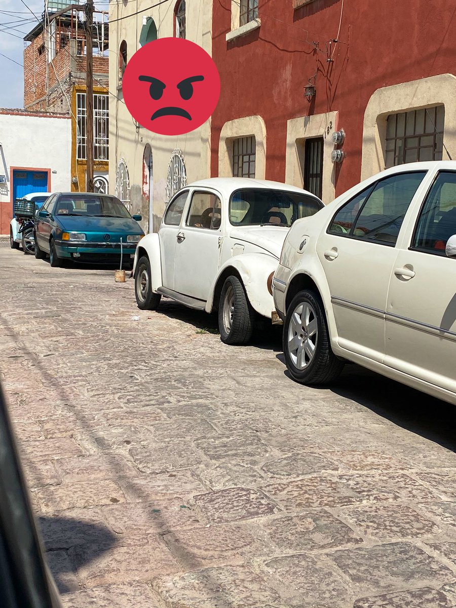 Vuelvo a hacer la denuncia, esto no puede seguir, siguen colocando botes para apartar lugar cuando nadie tiene cochera, así como también hay carros que tienen años que no los mueven! @segmunicipalslp <a href="/Vialidad_SLP/">Vialidad San Luis Potosí</a> Hagan algo. Esto es en Ignacio Pérez, detrás de Aurrerá reforma !