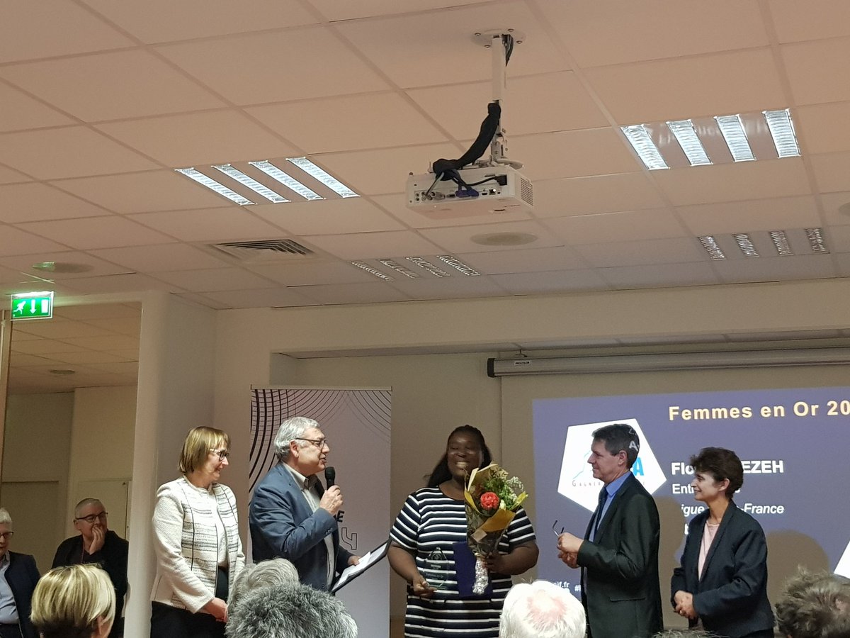 crosif's tweet photo. #FemmesenOr 🏆
Ligue d'Athlétisme 👟
Florence Ezeh, entraîneuse au @CaMontreuil93 et ancienne championne du lancer de marteau, est récompensée par un trophée Femmes en Or ! https://t.co/eIgLJoUd2I