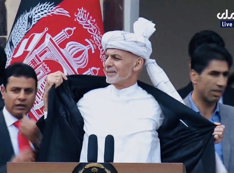 SultanSahil10's tweet photo. من لباس پارچه ای ضد گلوله نمی پوشم. من پارچه های معمولی می پوشم این سینه آماده قربانی شدن برای # افغانستان و مردم من است ». ashrafghani

ژوندی دی وی افغانستان❤️ 
#ashrafghani#peace#afghanistan#loveyou https://t.co/Xnf7VnrU4E