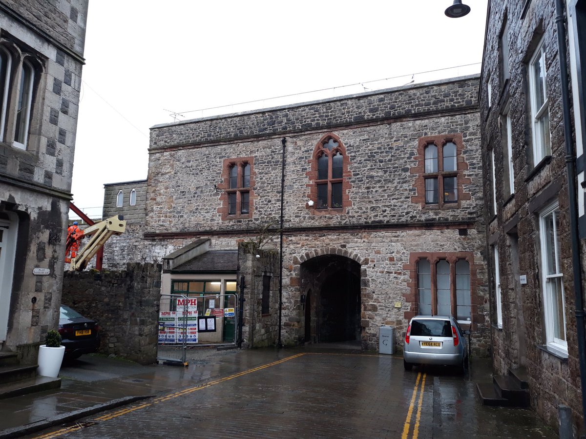 Elgan_Jones_'s tweet photo. Y ffrâm hen a newydd yn dod at ei gilydd yn Porth yr Aur, Caernarfon. The old and new steel frame coming together at Porth yr Aur, Caernarfon. @InsallArch @AnturWaunfawr @mph_northwales @elinorg_w https://t.co/HIOu9OI6mA