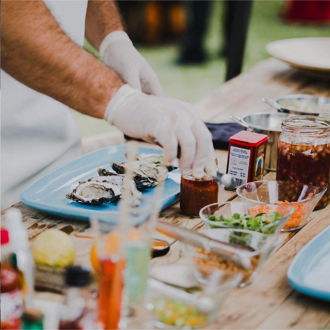 SalsiaVLC's tweet photo. Sorprende a tus invitados con nuestras barra de #ostras de la mano de #ostrariumbar. Con sus acompañamientos convierten algo tan sencillo como comer ostras en un momento extraordinario.
#cateringvalencia #cateringoriginal #foodies #foodandfeeling #food #oysters  #oysterbar https://t.co/BZLV2jMQtO