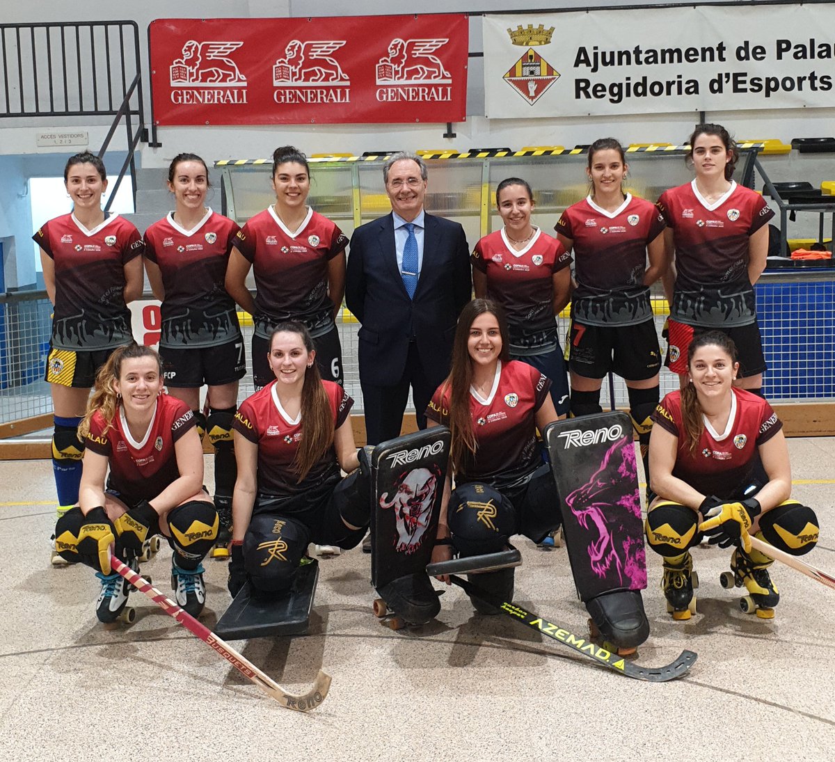 Francesc Duran de <a href="/duran_molins/">Duran i Molins Agència d'Assegurances</a> en repr. del patrocinador d'OkLliga <a href="/generali_es/">GENERALI España</a> ha lliurat a les jugadores les samarretes  commemoratives de la Copa de la Reina.
A tots els aficionats que es desplacin a La Corunya se'ls obsequiarà amb la samarreta de la Copa.
Demana la teva!