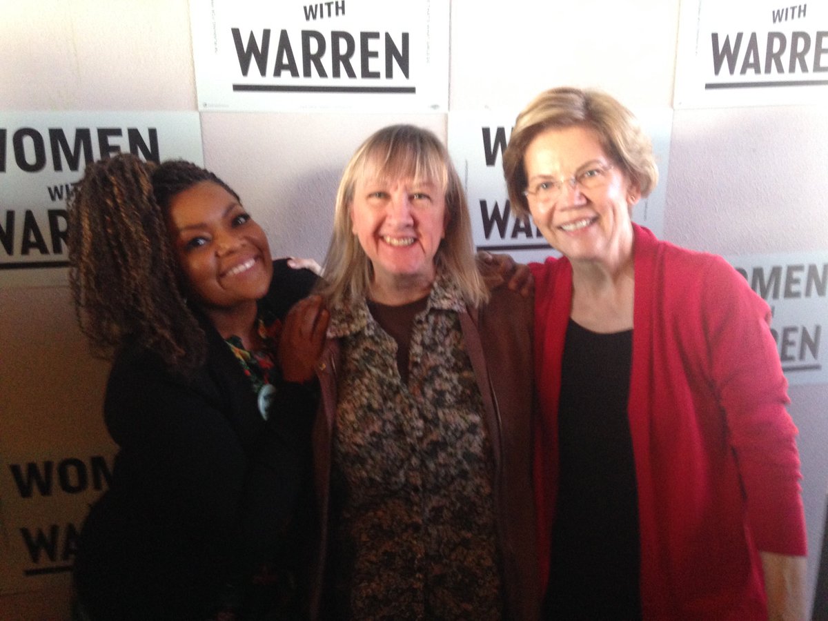 marianrasfeld's tweet photo. @benjaminokeefe #WarrenSelfie @ewarren and @YNB too! And #TeamWarren had the selfie-phone-handoff-relay system down pat! https://t.co/Q5oDoZdq0s