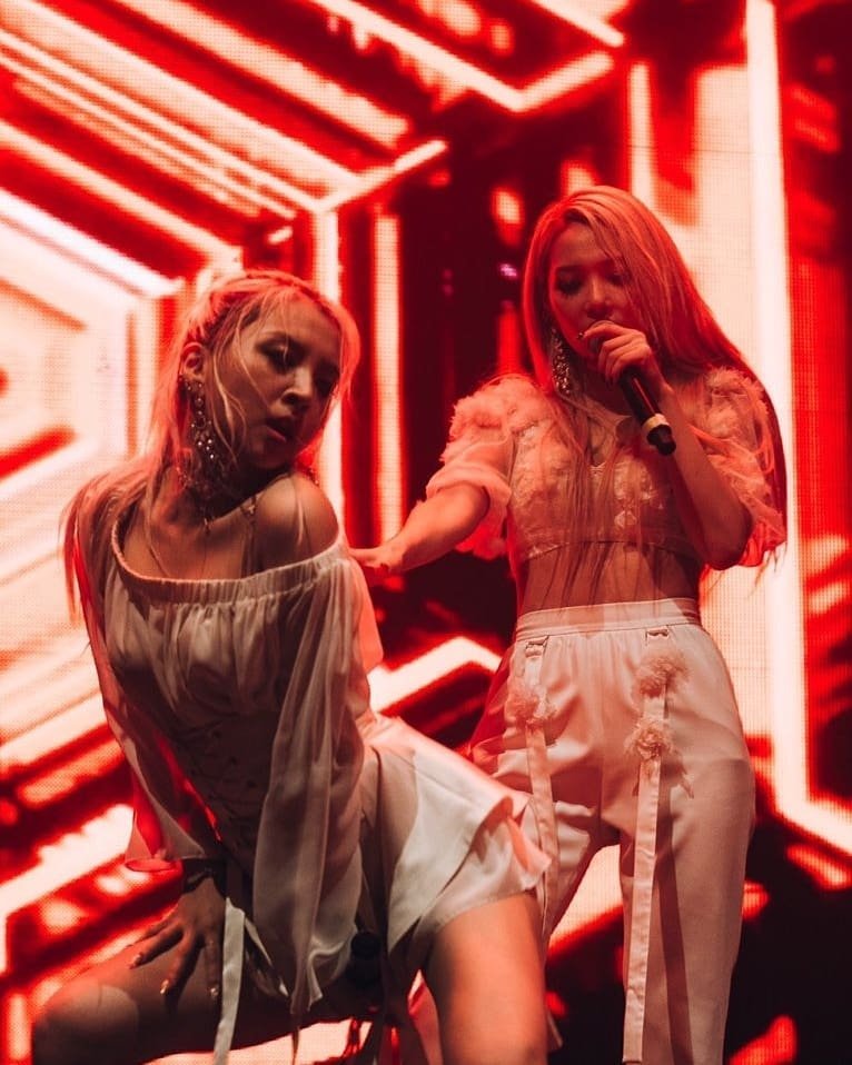 picsowoo's tweet photo. is this a sowoo thing? https://t.co/WOCkKUBaLr