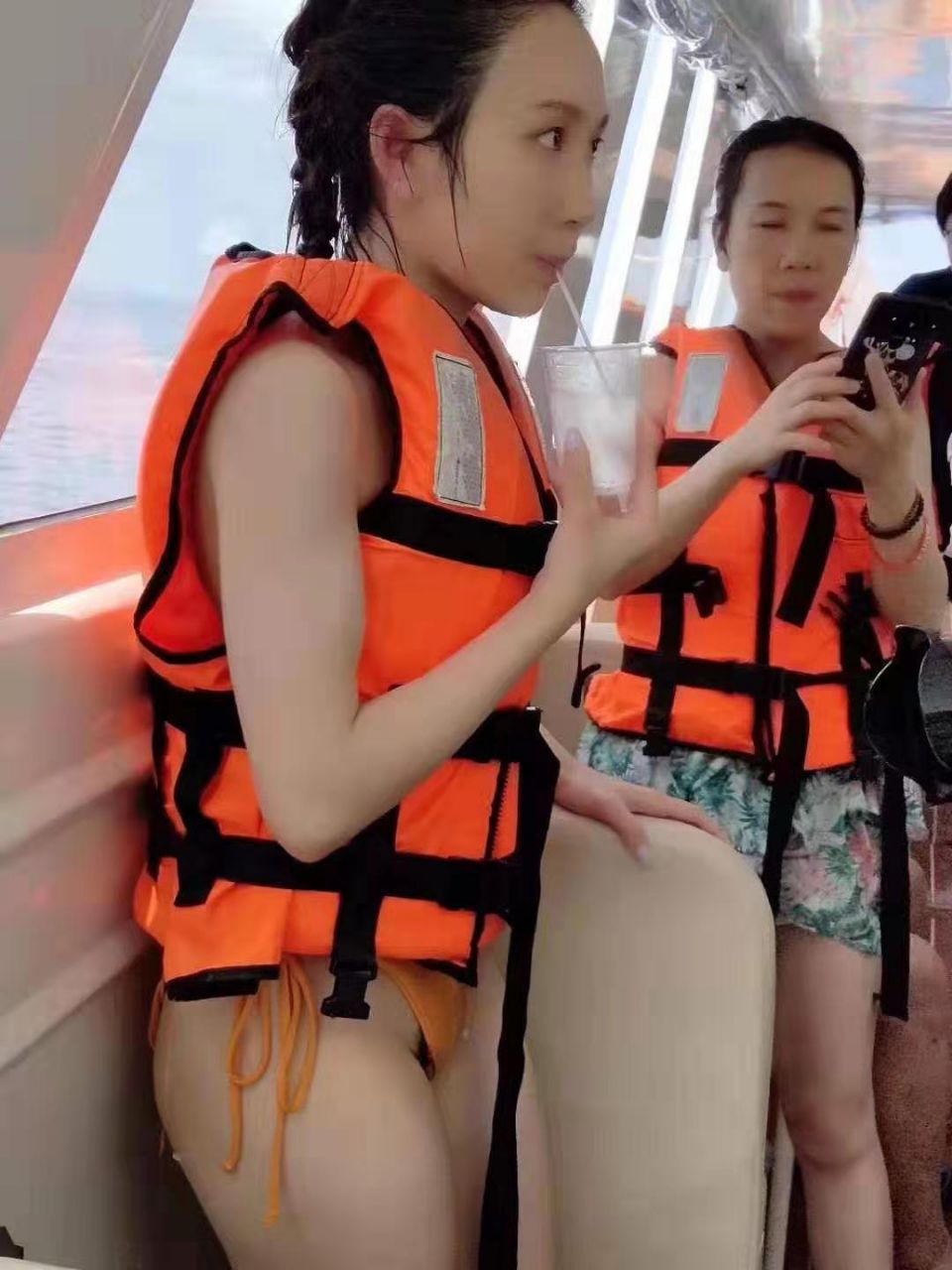 绿野仙踪on X: 玩水时会让老婆把泳衣裆部歪向一边，假装走光，露出阴毛甚至阴唇。两个人心照不宣的感受身边男人异样的目光和诡异的表情。  t.covZWPcA2xjM  X