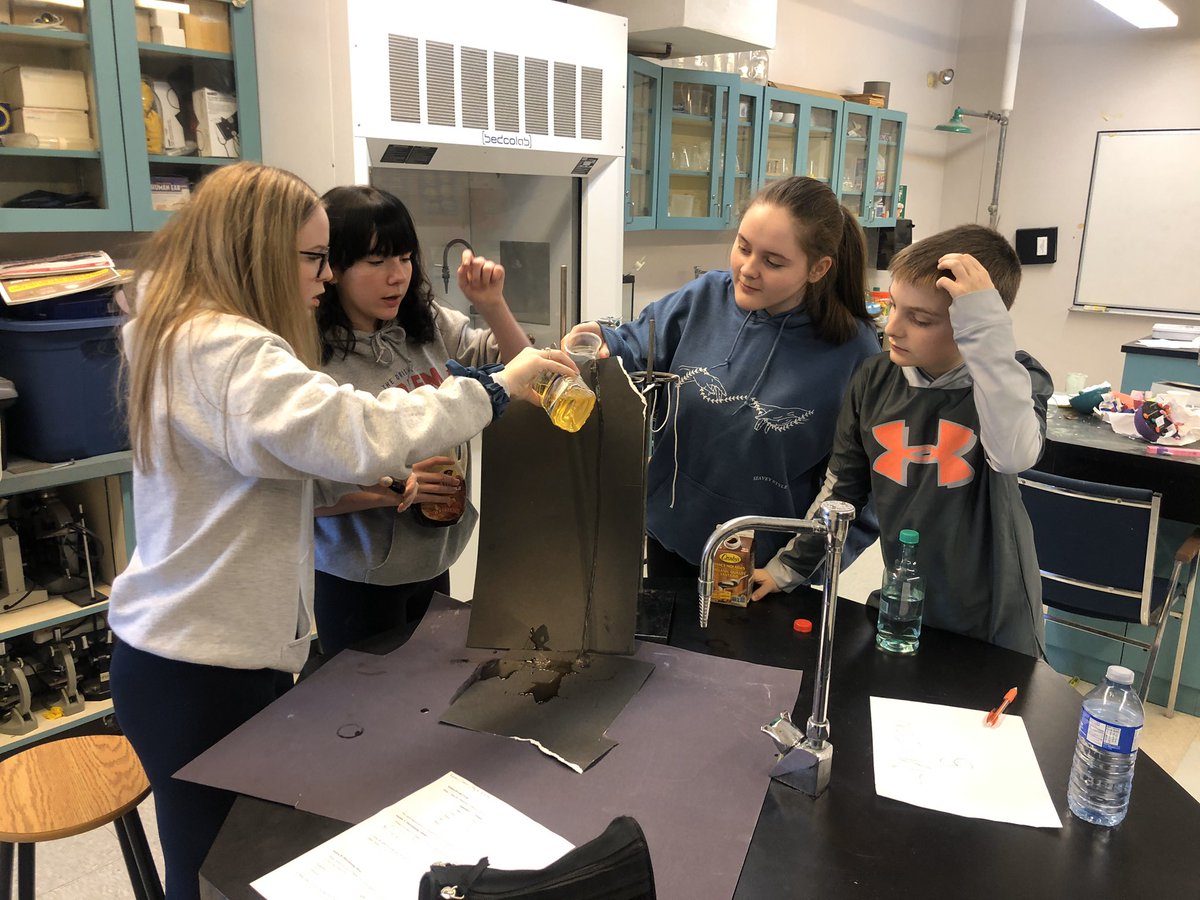 FatimaAcademy's tweet image. Doing Science in 7-9 today! @NashChantel @NLESDCA #learningisdoing #handsonlearning