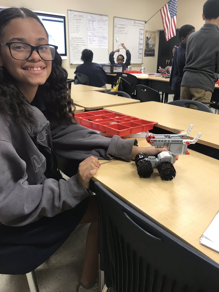 aliano_mr's tweet photo. 21st century #robotics #stem #building #teamwork https://t.co/9JrAfed7OL