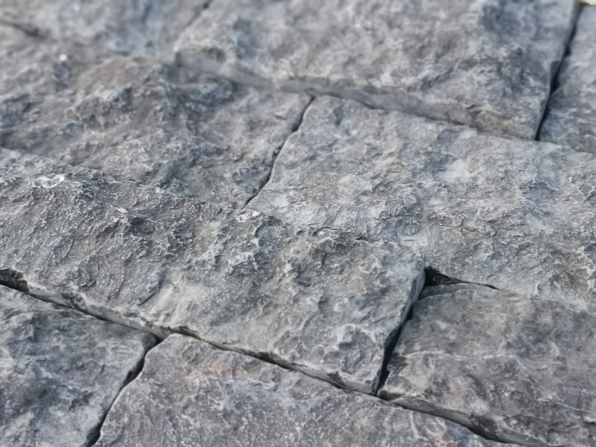 southplanks's tweet image. Random Coursed Loose Stone Cladding - Lakeland Black

Our Stone Cladding looks great as a feature walls, fireplaces or exterior walls. Mixed sizes/random. 

Sold per m2 (£60.00m2)

southplanks.co.uk/collections/st…

#stonecladding #renovation #ukrenovation #naturalstone