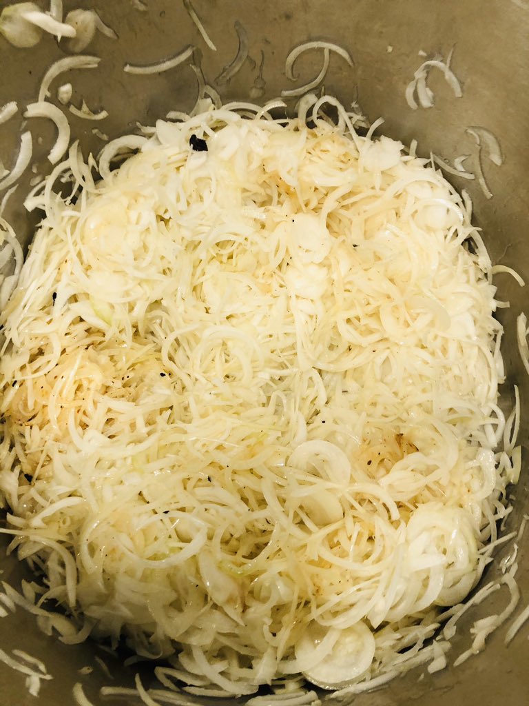 thenowastechef's tweet photo. Hard to beat a good old French onion soup in a day like today. It’s a pity we didn’t get the chance to beat the French this weekend too. #frenchonionsoup #soup #realfood #roastedbones #rugby #feelgoodfood https://t.co/RfQXOyemaJ