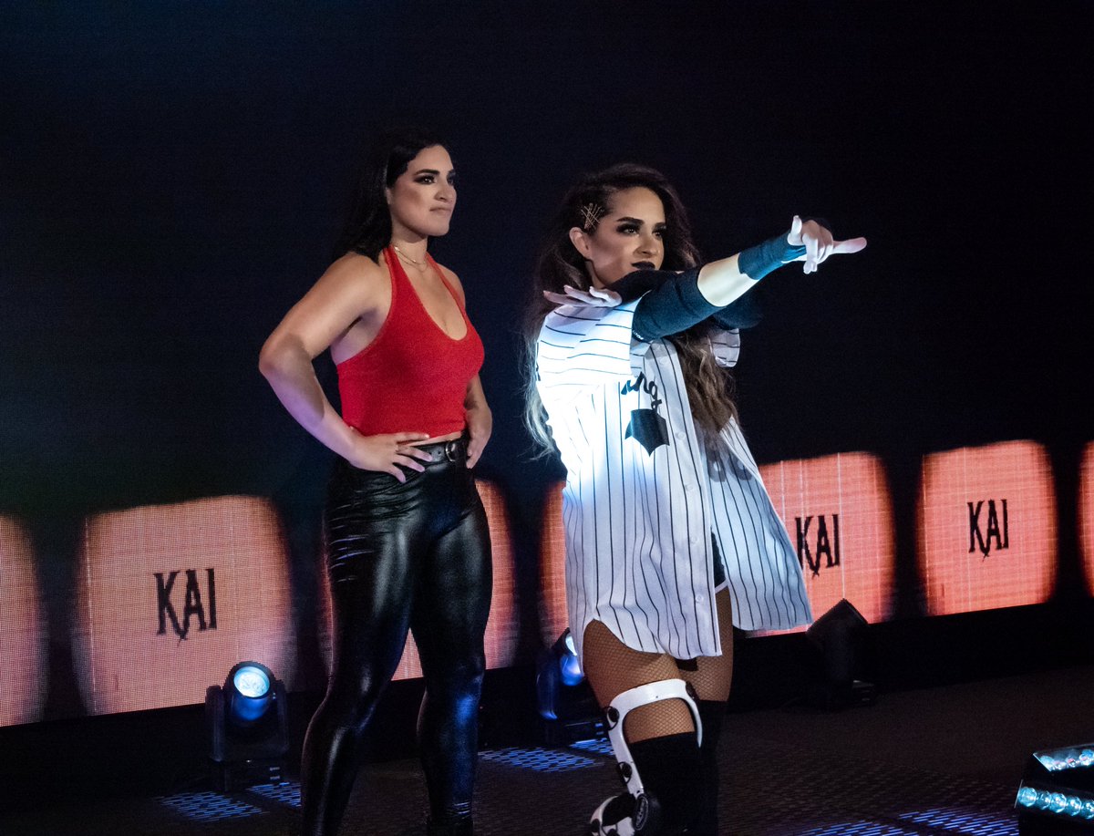 ThrillHolder's tweet photo. 📸 👑 #KingKota @DakotaKai_WWE making her way down to the cage with @RaquelWWE. 🤙

#NXT | #NXTonUSA | #NXTFSLive https://t.co/gOXTCeyF99