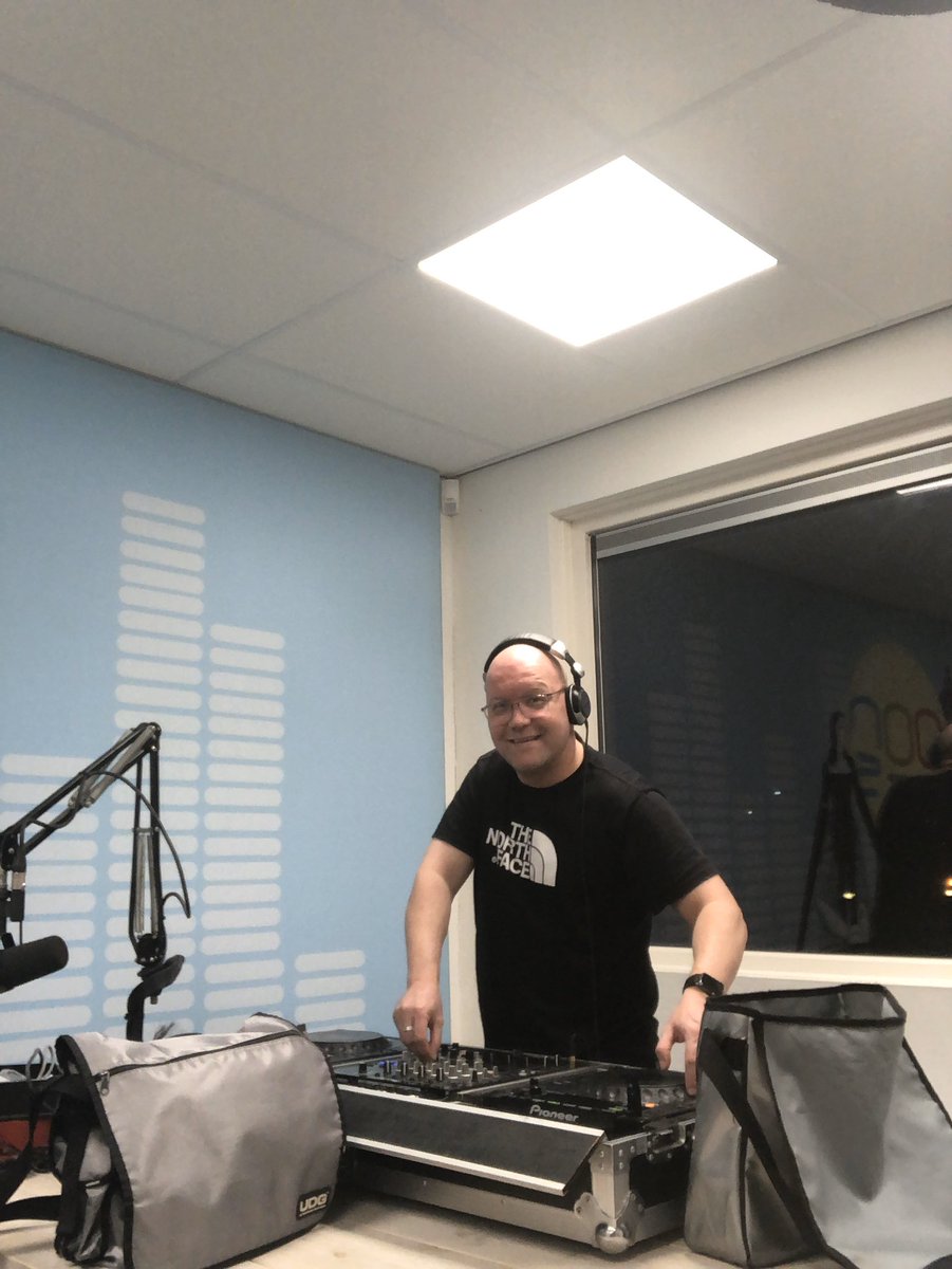 ErikWesterbrink's tweet photo. #oogradio #djworld #djbooth #Groningen #radio #housemusic https://t.co/7T35LFbt81