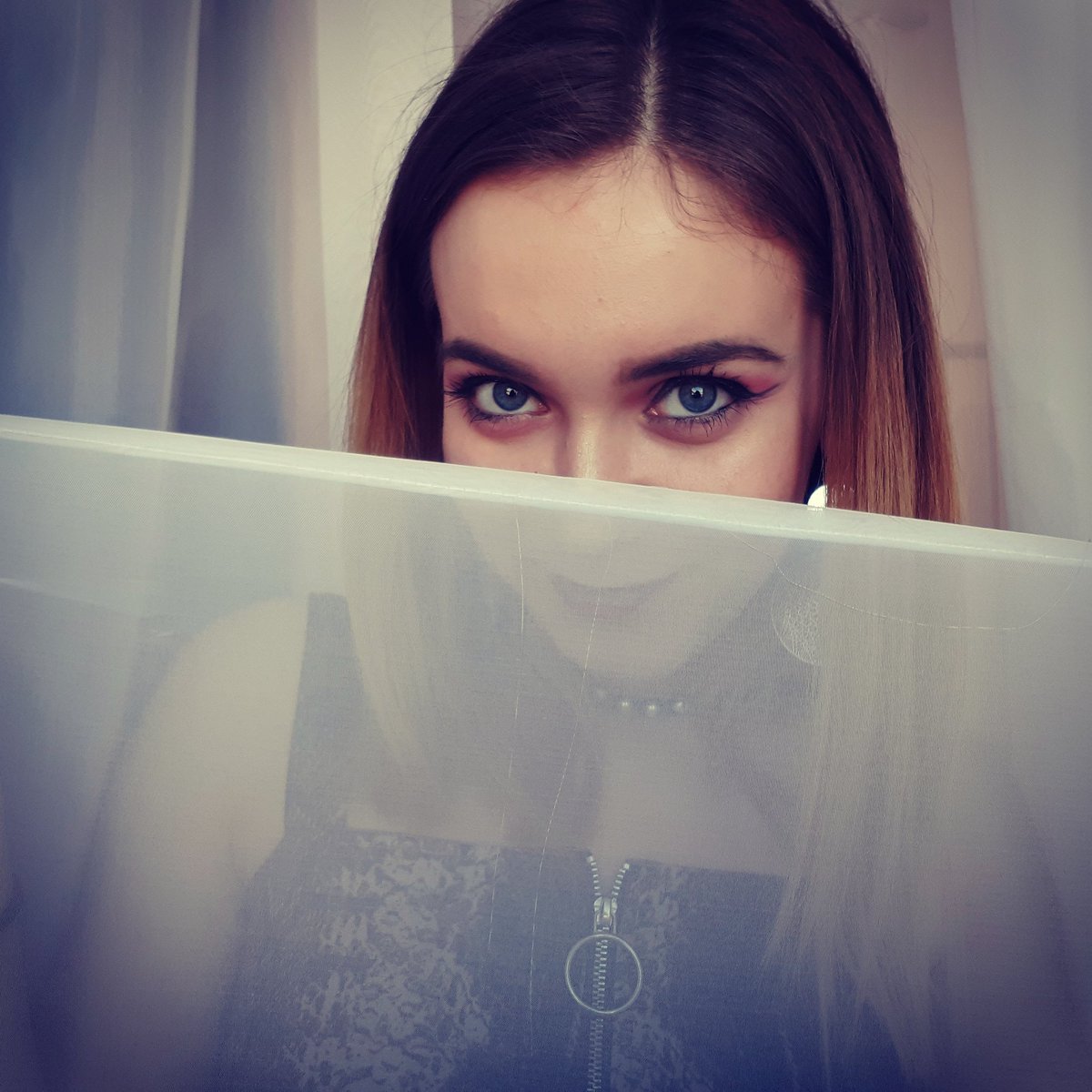 MindiStrawberry's tweet photo. I see you! 👀 
#sweetlook #blueeyes #CrazyGirl https://t.co/mIgWqh5vSL