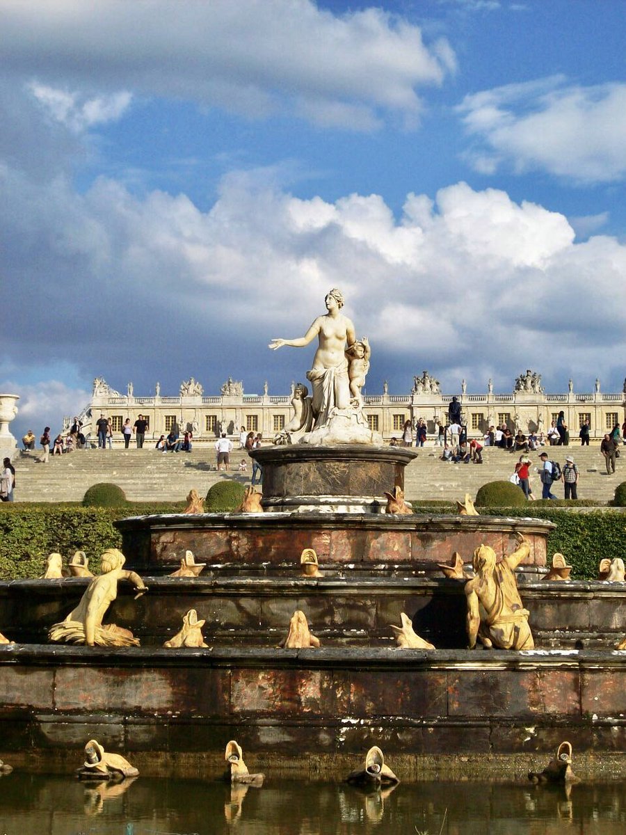 TheNomadelle's tweet photo. The Palace of Versailles was the principal royal residence of France from 1682 until the revolution in 1789. The main structure contains 10 hectares of roof, 2,143 windows, 1,252 chimneys, and 67 staircases. #Nomadelle #aYearOff #digitalnomad #versailles #traveltribe https://t.co/kzZnGQuB0o