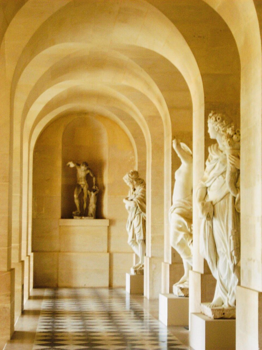 TheNomadelle's tweet photo. The Palace of Versailles was the principal royal residence of France from 1682 until the revolution in 1789. The main structure contains 10 hectares of roof, 2,143 windows, 1,252 chimneys, and 67 staircases. #Nomadelle #aYearOff #digitalnomad #versailles #traveltribe https://t.co/kzZnGQuB0o