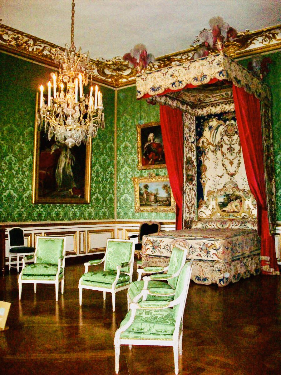 TheNomadelle's tweet photo. The Palace of Versailles was the principal royal residence of France from 1682 until the revolution in 1789. The main structure contains 10 hectares of roof, 2,143 windows, 1,252 chimneys, and 67 staircases. #Nomadelle #aYearOff #digitalnomad #versailles #traveltribe https://t.co/kzZnGQuB0o