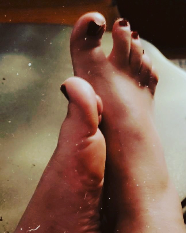 arches88's tweet photo. Toe play for this beautiful monday #paintedtoes #footfetishnation #footfetish #tootsies #feet #feetworship #feetpics #footgoddess #footpicsforsale #footplay #foreplay  #feetlovers #footporn #feetfetishworld #footfetishcommunity #feetmodel #feetlove #footfetishgroup https://t.co/pPtapE4zGT