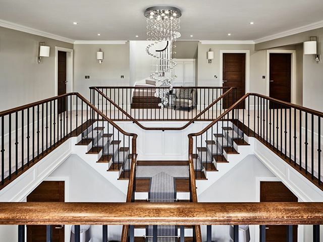 LewisKnox_'s tweet photo. Making a statement; our timber bespoke staircase looking super sharp with metal balustrade and oak handrail, bespoke stair runner added for a luxe feeling underfoot 💕 #entrance #staircase ⠀

#interiordesign #architectural #luxury #luxurydesign #… https://t.co/spJzMiKpnJ https://t.co/T96ZVBWVTl