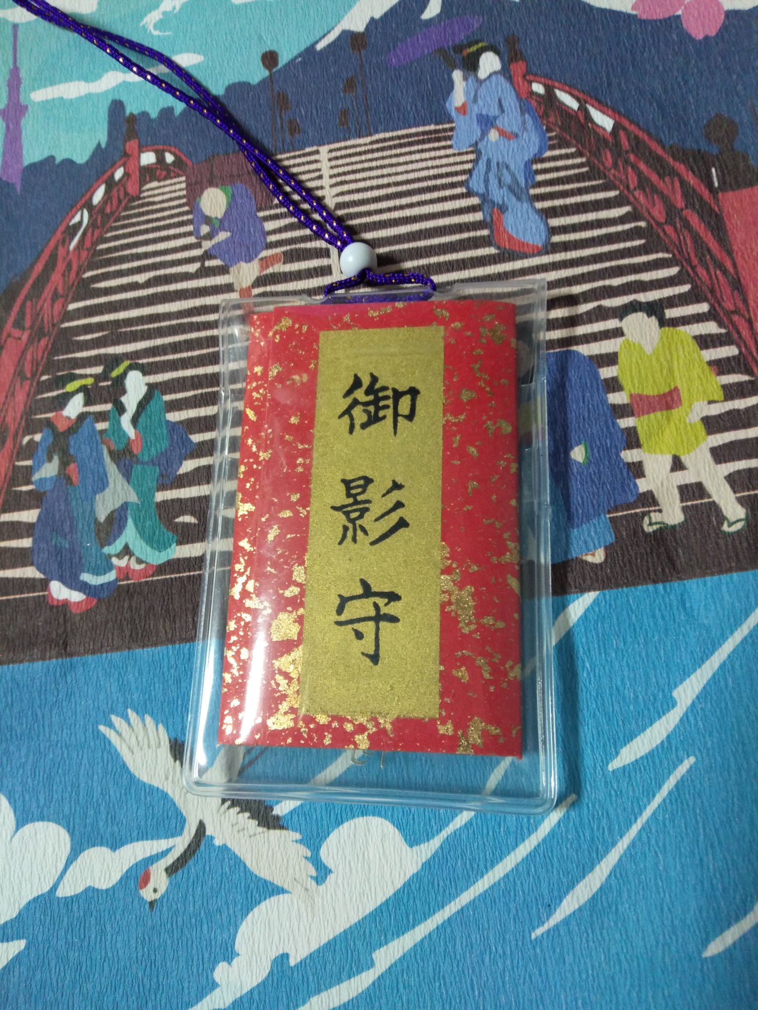 もふ 豊川稲荷東京別院で新たに頂いたお守りが 御影守 とあるブログで紹介されて 大人気となったお守りらしいです 普通の お守りとは違い 三面鏡のように立ててお参りするそうです 真中は鏡になっていて ダキニ天が描かれています 豊川稲荷東京 もふ 豊川稲荷東京別院で新たに頂いたお守りが 御影守 とあるブログで紹介されて 大人気となったお守りらしいです 普通の お守りとは違い 三面鏡のように立ててお参りするそうです 真中は鏡になっていて ダキニ天が描かれています 豊川稲荷東京