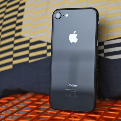 celulareslibres's tweet photo. iPhone 8 panel trasero de vidrio que habilita el soporte para carga inalambrica, pantalla es de 4.7 pulgadas. Cuenta con un procesador A11 Bionic, cámara de 12MP con captura de video 4K, cámara FaceTime de 7MP y Touch ID en el botón de inicio.  https://t.co/8xZdrYIQk7 https://t.co/0VajmsdP47