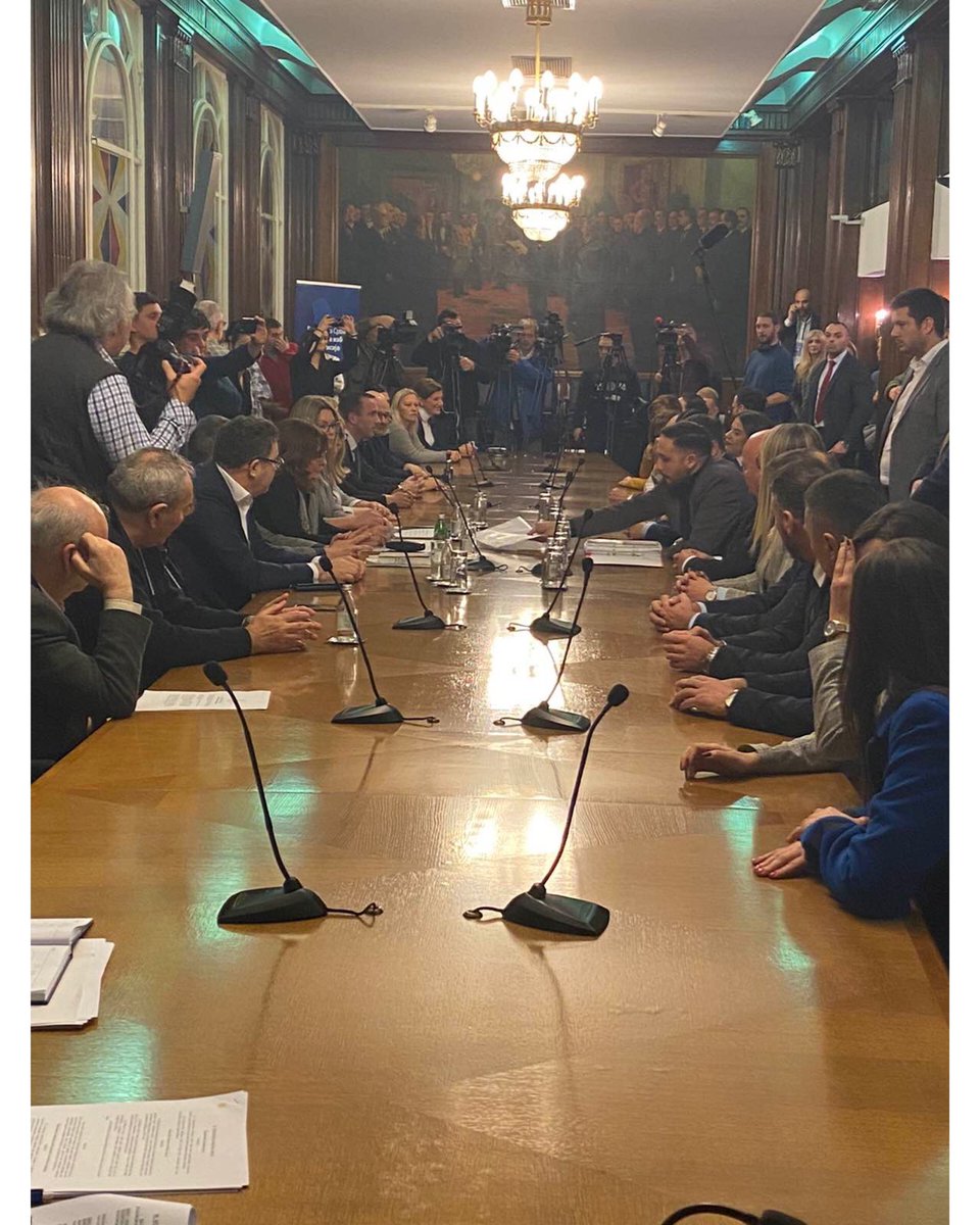 UgljesaM18's tweet photo. SPS pokazuje da mladi pored toga što su budućnost, budućnost daje u ruke mladima, da svojom energijom i kreativnošću, vođeni znanjem i iskustvom, grade jaču i pravedniju Srbiju. Veliki broj, na listi, mladih i obrazovanih, pored ljudi dokazanih u svojim profesijama, su dokaz toga https://t.co/cRDOWUAOGO