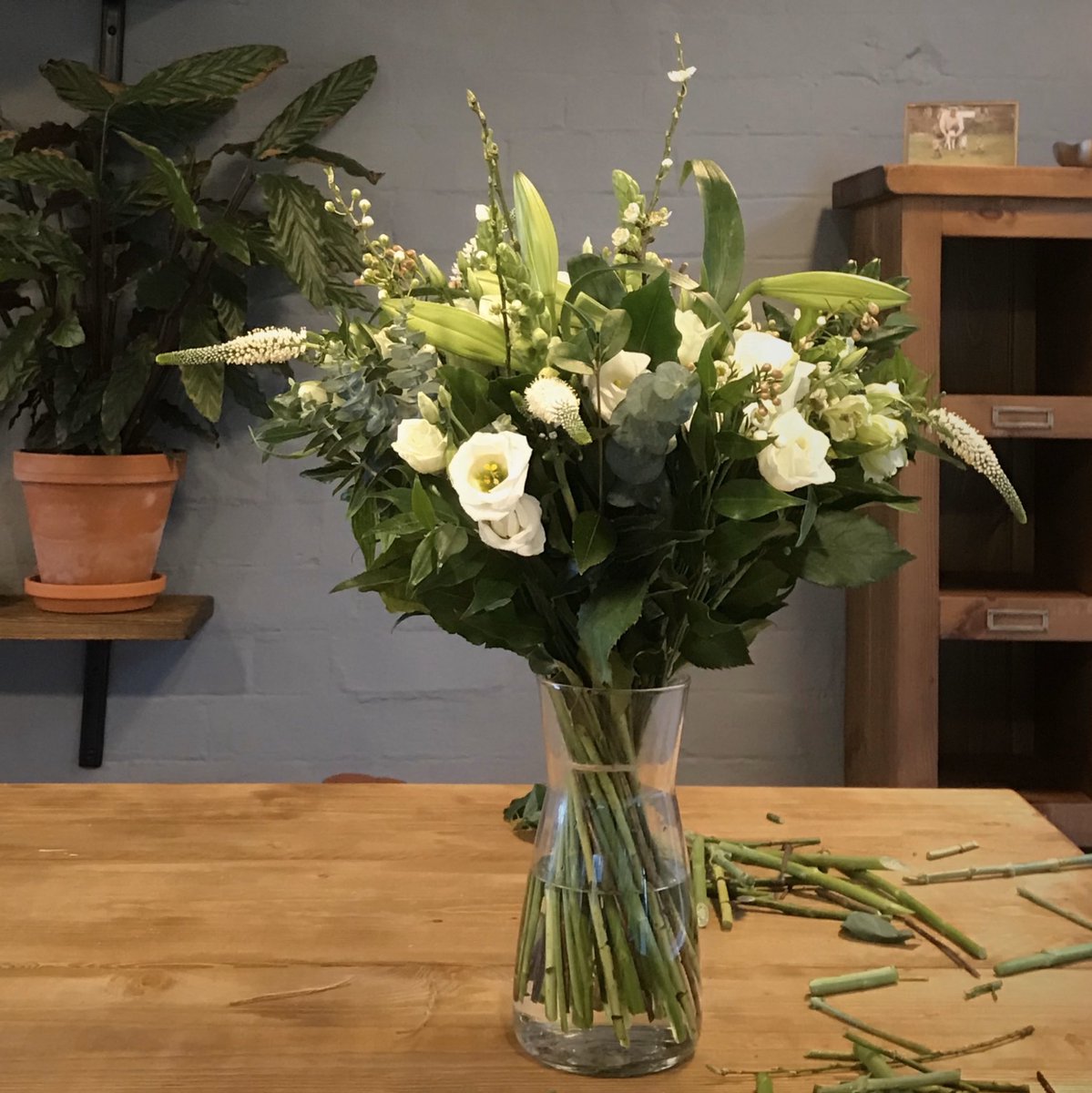 #WorcestershireHour do you like this DIY hand-tied bouquet made last week with lots of help from bloomery.co.uk?  

Wonderful workshops, just up the hill - so book yourself a stay and add a floristry class on too? Allyson kindly has a discount offer for our guests 🙌🏻