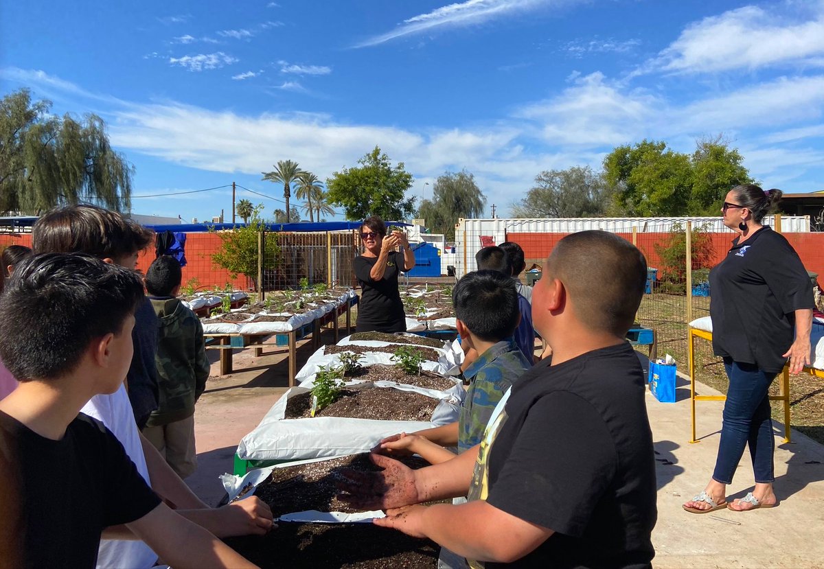 Last Friday, 25 kids from Espiritu School became urban farmers! We were so happy when we heard several kids saying that Friday was 'the best day ever.' 

#UrbanFarming #Education #Change #BuildAGarden