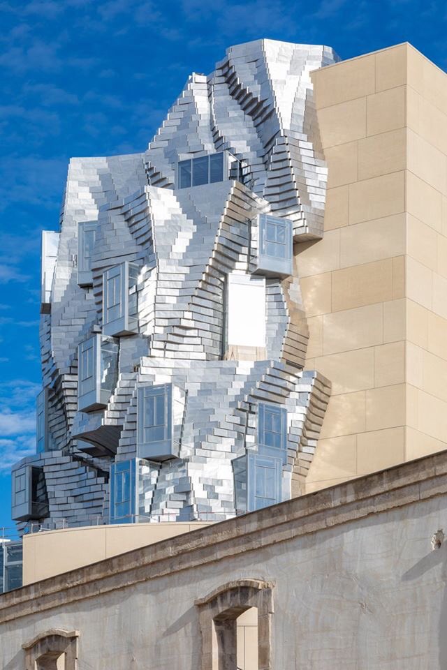 canalacultura's tweet photo. Una #torre #retorcida #intencionalmente, es una #construcción casi terminada en la ciudad de #Arlés en #Francia, desarrollada por #FrankGehry la pieza denominada #LUMA, contrasta con la #arquitectura #histórica de una ciudad creada en el año 90 D.C. #architecture #building https://t.co/jSOdSqMNd6