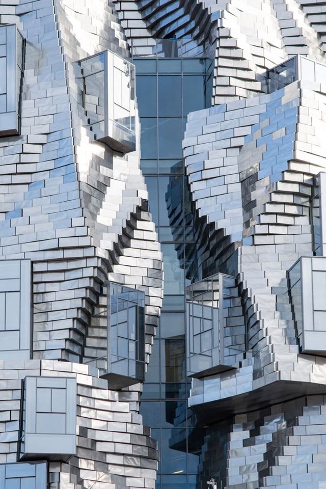 canalacultura's tweet photo. Una #torre #retorcida #intencionalmente, es una #construcción casi terminada en la ciudad de #Arlés en #Francia, desarrollada por #FrankGehry la pieza denominada #LUMA, contrasta con la #arquitectura #histórica de una ciudad creada en el año 90 D.C. #architecture #building https://t.co/jSOdSqMNd6