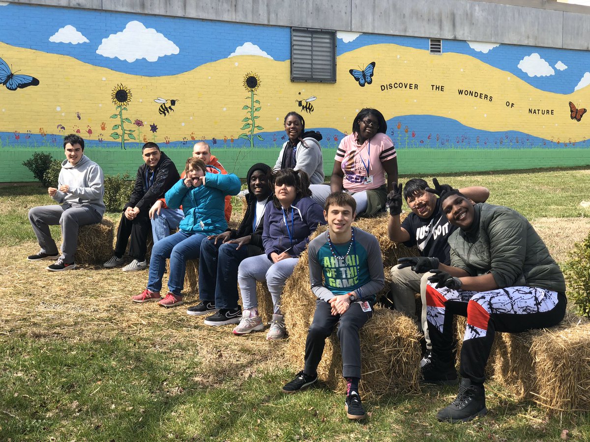 CampusEdible's tweet photo. My Grateful Gardeners (TW Andrews High) began the process of employing the Ruth Stout system of permanent hay mulching today. 🤞@knittedpiecrust @RevSaviourFavor @NCStateSustain @QuesadaLabNCSU @NCExtension @NCStateCNR @GCSchoolsNC @scontrerasGCS https://t.co/ebZm2Dh5Cm