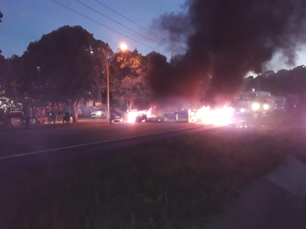mersinho2010's tweet photo. E para completar, protesto na #BR101RECIFE, no Bairro da Guabiraba
#Recifense de um modo ou de outro acaba se #lascando geral
#Protesto #Recife #BoaNoite? https://t.co/o5zUxHnfdG