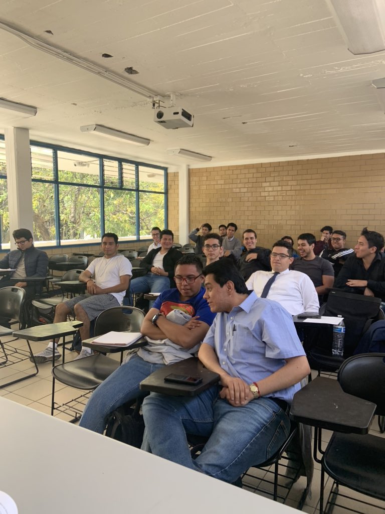 AOchoaHofmann's tweet photo. Este fue mi día en la Facultad, de tener grupos de más de sesenta alumnos así  lucieron las aulas #undiasinellas https://t.co/4qPRzOxPmP