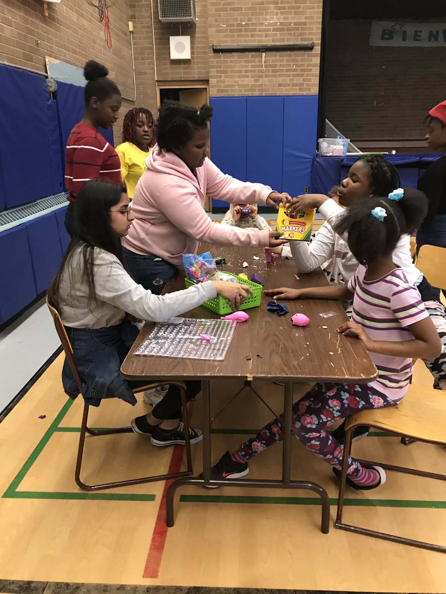 Des élèves leader en bien-être dirigent un club de bien-être à Félix -Leclerc tous les lundis pendant la récréation.  Ils aident ainsi leurs pairs dans la gestion de leur stress en leur montrant comment fabriquer des origamis. des balles de stress et des macarons.
