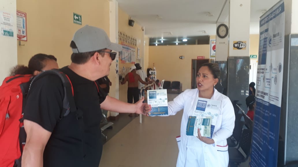 DPS_LosRios's tweet photo. #Guayas | #MédicoDelBarrio y personal del Centro de Salud #Playas realizan conversatorios a viajeros en estaciones de buses y tiendas aledañas para despejar dudas sobre el #Coronavirus #COVID19 y fomentar el #LavadoDeManos con el fin de reforzar la prevención. https://t.co/8TFhRxPcW8