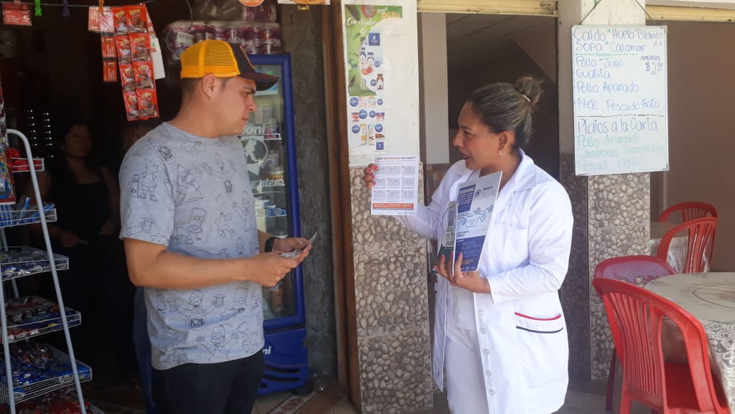 DPS_LosRios's tweet photo. #Guayas | #MédicoDelBarrio y personal del Centro de Salud #Playas realizan conversatorios a viajeros en estaciones de buses y tiendas aledañas para despejar dudas sobre el #Coronavirus #COVID19 y fomentar el #LavadoDeManos con el fin de reforzar la prevención. https://t.co/8TFhRxPcW8