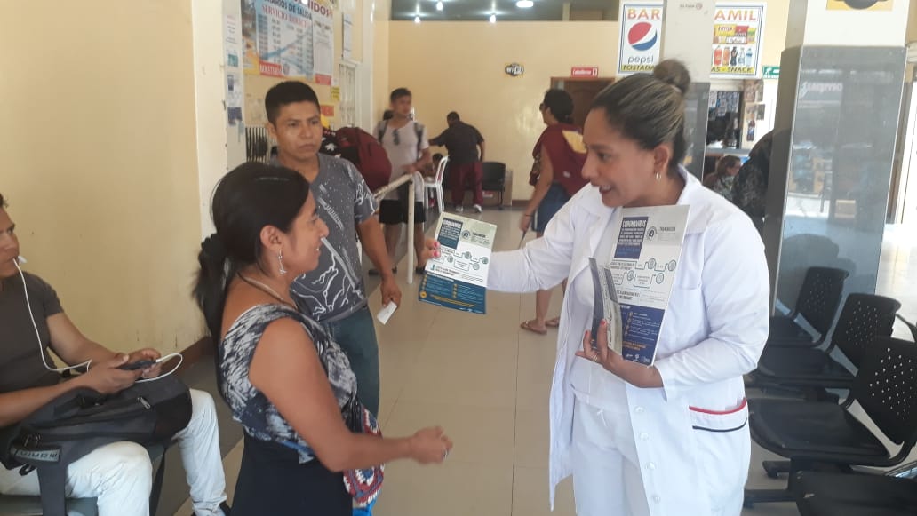 DPS_LosRios's tweet photo. #Guayas | #MédicoDelBarrio y personal del Centro de Salud #Playas realizan conversatorios a viajeros en estaciones de buses y tiendas aledañas para despejar dudas sobre el #Coronavirus #COVID19 y fomentar el #LavadoDeManos con el fin de reforzar la prevención. https://t.co/8TFhRxPcW8