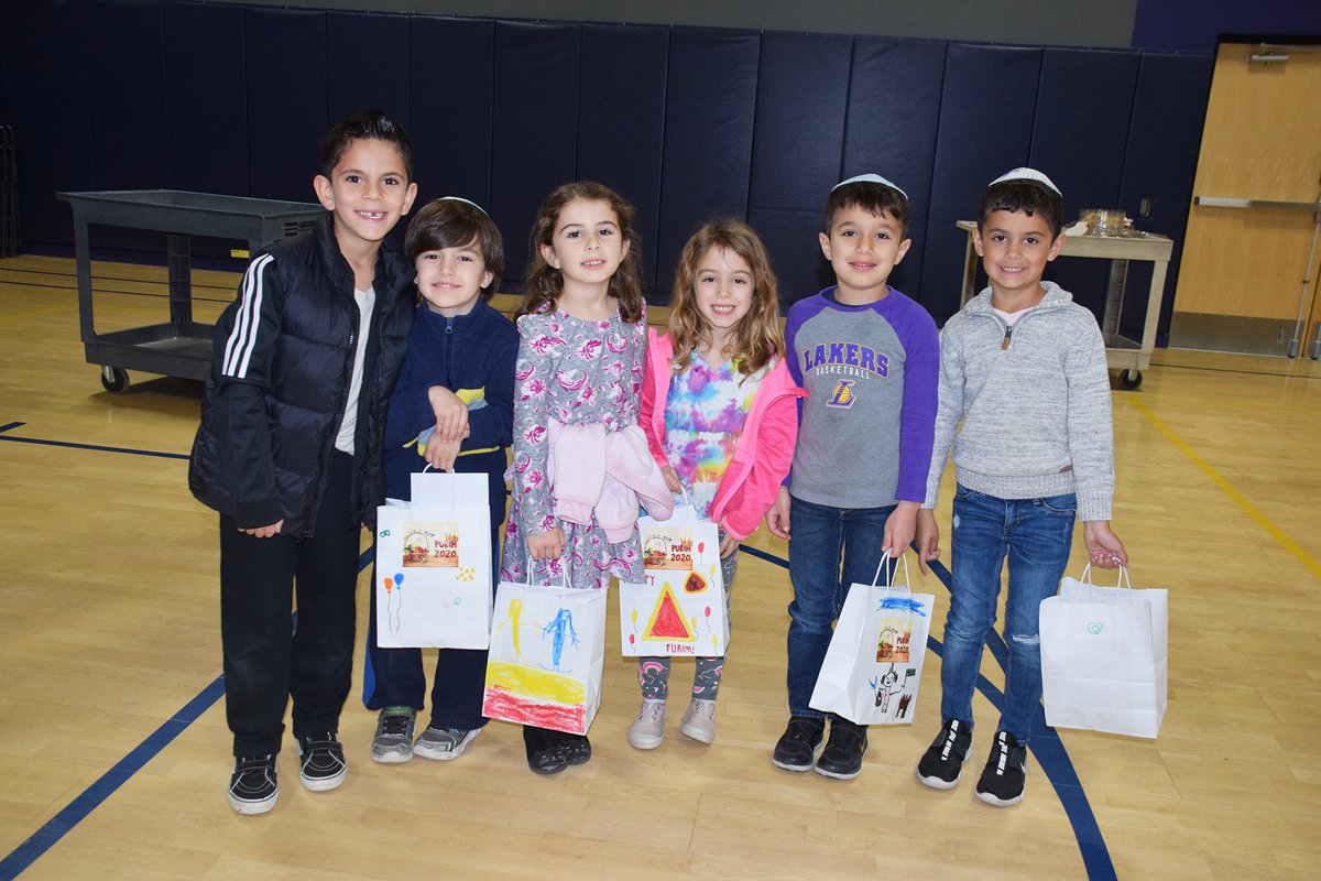 Our Elementary School students performed a mitzvah, assembling 250 Mischloach Manot bags filled with treats for holocaust survivors! Thank you to our community for donating in support of our friends at Café Europa!