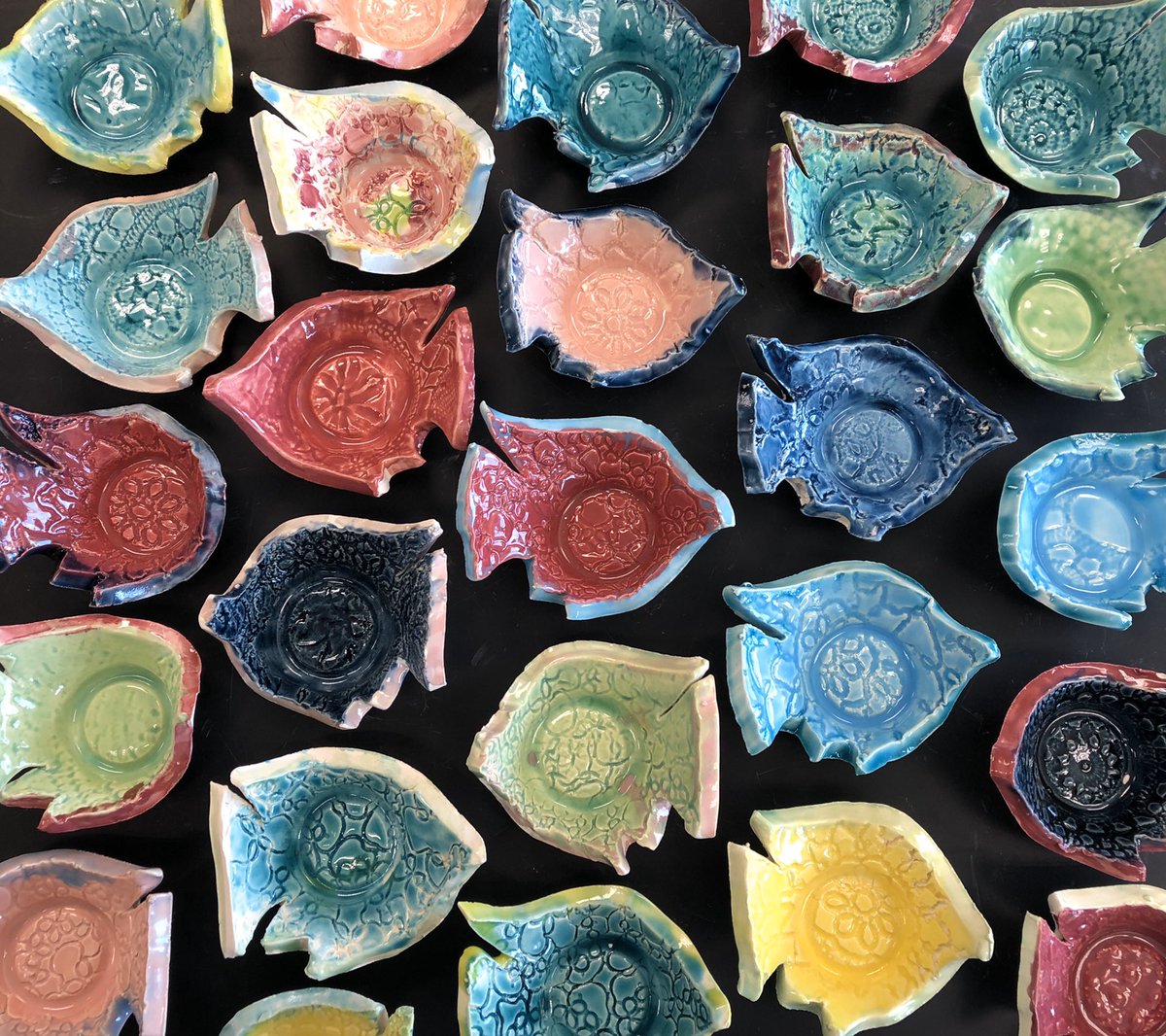 Kindergarteners with some textured, slab fish dishes! They did a fantastic job glazing as well. #ellingcen #clsstripes