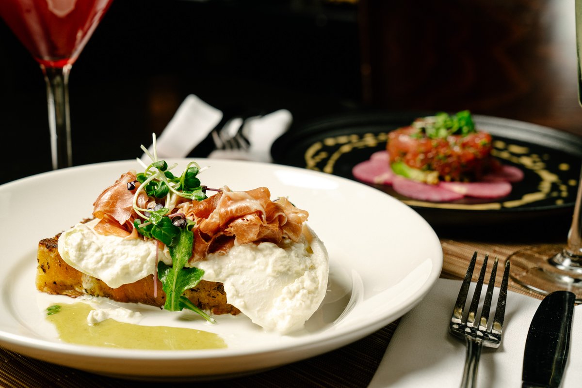 CityTable's tweet image. #DineOutBoston by the numbers: 3 appetizer choices, 5 entrée choices, and 2 dessert choices. So if our math is correct, that's... 30 possible 3-course combinations? Choose any one you like for $38, now through March 20th.
Browse the menu: citytableboston.com/menus/dine-out…