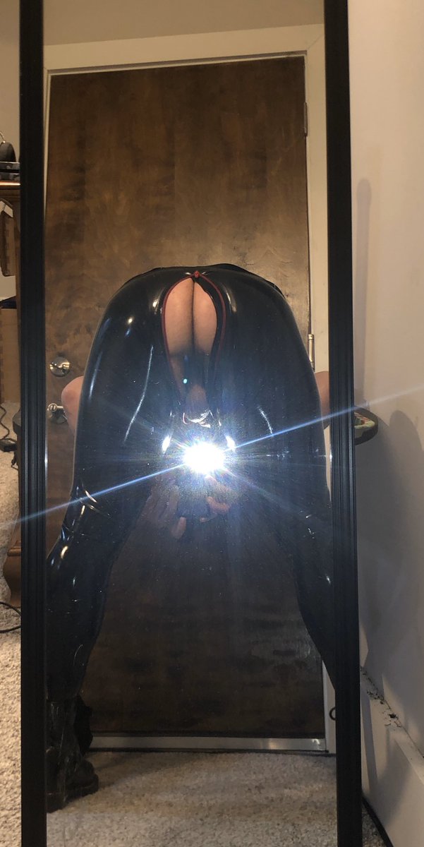 gape_master's tweet photo. New pants, who dis (but actually, who wants to get in? 😈) https://t.co/0pNBacu7gw