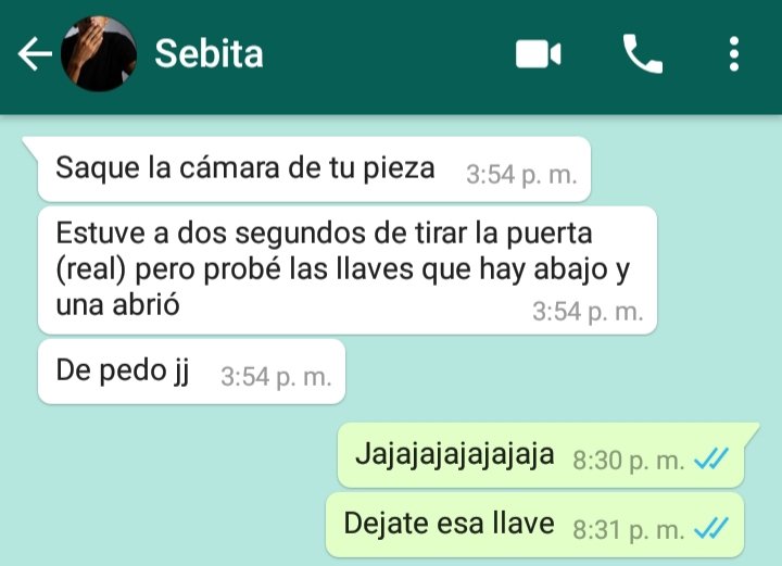 Anoche llegue a la puerta de mi habitación y encontré utensilios listo para forcejearla (van imagenes) a los 20 min me llega el msj explicando la situación