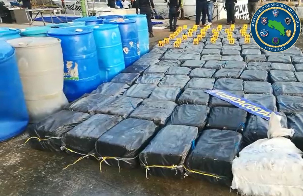 seguridadcrc's tweet photo. #GuardacostasCR propina contundente golpe al trasiego internacional de drogas, esto en una efectiva acción policial en altamar, específicamente a 11 millas náuticas frente a #Cahuita, #Talamanca, #Limón. Trabajo contó con el apoyo de autoridades panameñas. #SirviendoConHonor https://t.co/6SVLGsXjkv